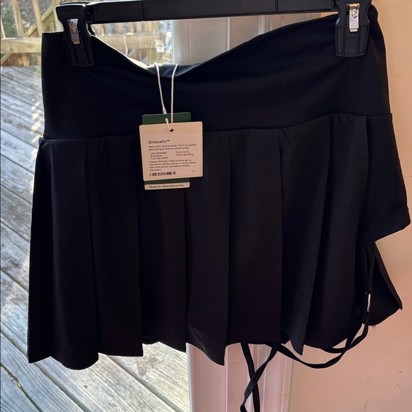 NWT HALARA Black Pleated Mini Skirt with Strappy Ring Cutout Detail large - Picture 2 of 8